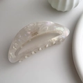 Dettaglio della pinza per capelli in acetato color crema con finitura effetto marmo - 1# Bianco Sirena