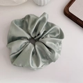 Elegante coletero de satén verde menta con pliegues suaves sobre un fondo blanco limpio - 3# Estilo Grande