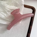 Pinza para el pelo rosa translúcida de 13 cm en bandeja de madera estilo francés - Rosa