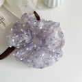 Florales Organza-Haargummi in Hellviolett mit zartem Netzgewebe für elegante Frisuren - Lila
