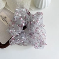 Florales Chiffon Haargummi mit rosa Blumen und weißen Punkten auf dezentem Hintergrund - Grau