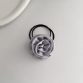 Vista detallada de un elegante coletero de rosa en satén gris con bandas elásticas - Lazo para el Cabello Flor Gris Plateado