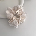 Elegante coletero de encaje crema con textura satinada floral y perlas de imitación - Beige