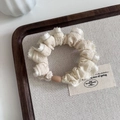 Elegante elastico scrunchie crema con bordo in pizzo e ciondolo su vassoio di legno - Stile Fibbia Ovale / Stile Base Albicocca