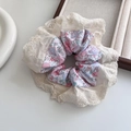 Dettaglio di elastico floreale con fiori rosa ed elegante bordo in pizzo color crema - Scrunchie con Bordo in Pizzo (Stampa Floreale)