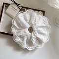 Elegante elastico per capelli in pizzo bianco oversize con ricami su vassoio - Bianco