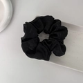 Chouchou plissé noir élégant avec reflet satiné sur un plateau en céramique blanc - Noir
