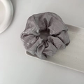 Chouchou plissé gris Morandi au fini métallique sur un plateau en céramique blanc - Gris Argenté