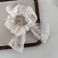 Coletero de encaje blanco de estilo francés con bordados y perlas en bandeja de madera - Estilo Lazo / Blanco