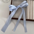 Elegante pinza de pelo con lazo de satén azul claro y cintas largas en una bandeja - Azul