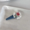 Nahaufnahme einer Denim-Haarklammer mit weißem Spitzenrand und roter Blumenstickerei - Entenschnabel-Haarclips / Rosa Blumen Spitze Stil