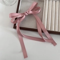 Pinza para el pelo con lazo de satén rosa y cintas elegantes sobre una bandeja de joyas - Rosa