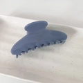 Détail de la pince à cheveux en acétate bleu avec logo doré sur plateau céramique - 1# Style Éventail (FJ-625) / Pince à Cheveux en Forme d'Éventail