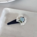 Detailansicht der Jeans-Haarklammer mit weißer Spitze und Blumenstickerei-Muster - Entenschnabel-Haarclips / Blau Blumen Spitze Stil