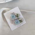 Detail von bestickten Jeans-Haarspangen mit hellblauen Blumen auf einem weißen Tablett - Ein Paar BB-Clips / 4# Stickerei Blaue Blume - Beige
