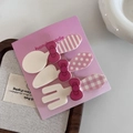 Detail von rosa Schleife Besteck Haarklammern Set mit Löffeln und Gabeln auf Karte - Beige
