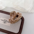 Detailansicht der Haarspange aus Acetat mit Marmormuster auf elegantem Holztablett-Display - Teeglee