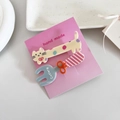 Détail de barrettes mignonnes en forme de chat et couverts avec nœuds sur carte - Paire de Chats à Pois Colorés