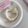 Dettaglio scrunchie bianco a pieghe con simpatico accessorio coniglietto a pois colorati - Elastico Capelli Coniglio Pois