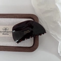 Détail de la pince à cheveux en acétate écaille de tortue avec texte doré Barrette La France - Café Chocolat