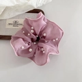 Elastico scrunchie in chiffon rosa con perle e texture a pieghe per capelli eleganti - Rosa
