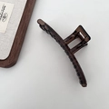 Macro shot of 13cm dark tea claw clip featuring vintage tortoiseshell texture and metal spring - Bar Style / Dark Amber Brown