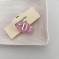 Roze glitter vis haarclip van hars op een stijlvolle crèmekleurige presentatiekaart - Dieproze