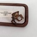 Elegante pinza de pelo de acetato ámbar con textura de mármol en bandeja madera - Marrón Rectángulo