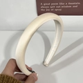 Gros plan sur le serre-tête rembourré en satin crème avec tissu brillant de qualité - Blanc
