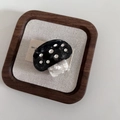 Dettaglio della molletta a fungo in acetato con pois bianchi e neri per capelli - Nero