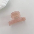 Détail d'une pince à cheveux rose translucide en acide acétique avec lettrage doré - 7# Rose Cerise