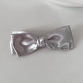Elegante pinza para el pelo con lazo de satén plateado y placa de metal para mujer - Plateado