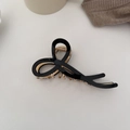 Detailansicht einer schwarzen Haarklammer mit Goldskelett und elegantem Banddesign - Schwarz