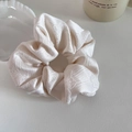 Chouchou minimaliste en satin jacquard crème avec une texture florale élégante - Beige