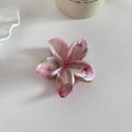 Détail d'une pince à cheveux fleurie marbrée rose et vert sur une surface blanche - 6# Rose-Vert Marbré