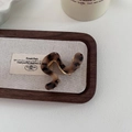 Minimalistische S-förmige Haarklammer aus Acetat im bernsteinfarbenen Schildpatt-Look - Dunkles Leopardenmuster
