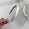Dettaglio del cerchietto in raso bianco con fodera interna antiscivolo marrone - Bianco