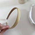 Elegante cerchietto in raso giallo crema con finitura minimalista in seta - Giallo