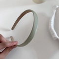 Dettaglio del cerchietto in raso verde chiaro con trama fine e rivestimento antiscivolo - Verde