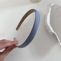 Cerchietto sottile in raso azzurro stile francese con elegante finitura lucida seta - Blu