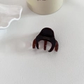 Detailansicht der braunen Schildpatt-Haarklammer mit goldenem France Handmade-Logo - Schokoladenbraun