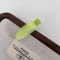 Fermaglio per capelli verde chiaro opaco traslucido su vassoio di legno minimalista - Fermaglio a Becco d'Anatra Opaco / Verde Frutta