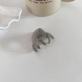 Makroaufnahme der kleinen Haarklammer mit grauem Marmormuster und France Handmade Logo - Grau