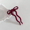Détail de l'épingle à cheveux avec nœud rouge foncé et tiges ondulées en acétate poli - Rouge