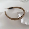 Détail du serre-tête beige à pois fait main avec doublure noire et texture en tissu - Kaki