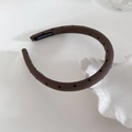 Gros plan du serre-tête marron à pois montrant l'étiquette faite main et la texture coton - Café Foncé