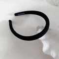 Détail d'un serre-tête en tissu noir avec une étiquette Handmade tissée à l'intérieur - Noir