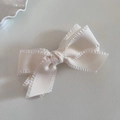 Vista detallada del lazo para el pelo blanco crema con elegantes bordes plisados y textura - 1# Blanco Perla Concha