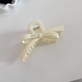 Détail de la pince à cheveux noeud crème avec gravure argentée Barrette La France - Beige