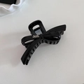 Détail de la grande pince à cheveux nœud noir brillant avec inscription Barrette La France - Noir